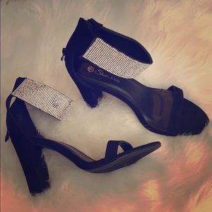 Black sparkling simple straps heels!💄💅🏾👛👗